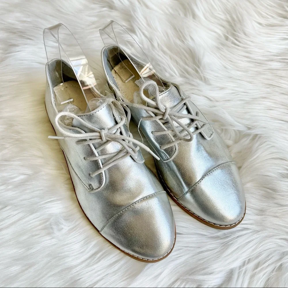 NWT Gap Silver Shoes - Picture 2 of 7